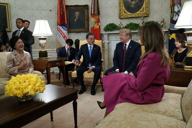 Mantan model asal Slovenia ini lalu memadukan gaun tersebut dengan sabuk hitam untuk menyempurnakan gayanya.  Foto: Getty Images