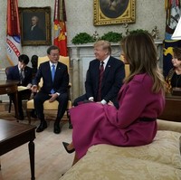 Mantan model asal Slovenia ini lalu memadukan gaun tersebut dengan sabuk hitam untuk menyempurnakan gayanya.  Foto: Getty Images