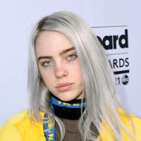 Tak cuma musiknya yang khas, Billie juga eksis dengan gaya eksentriknya dalam look yang urban. Kepada majalah Rolling Stone, pelantun Wish You Were Gay ini mengungkapkan, senang memadukan gaya jadul yang jelek dan ketinggalan zaman dengan sesuatu yang kekinian. “It looks cooler, right? Ugly is dope, kata Billie.  Foto: dok. Getty Images
