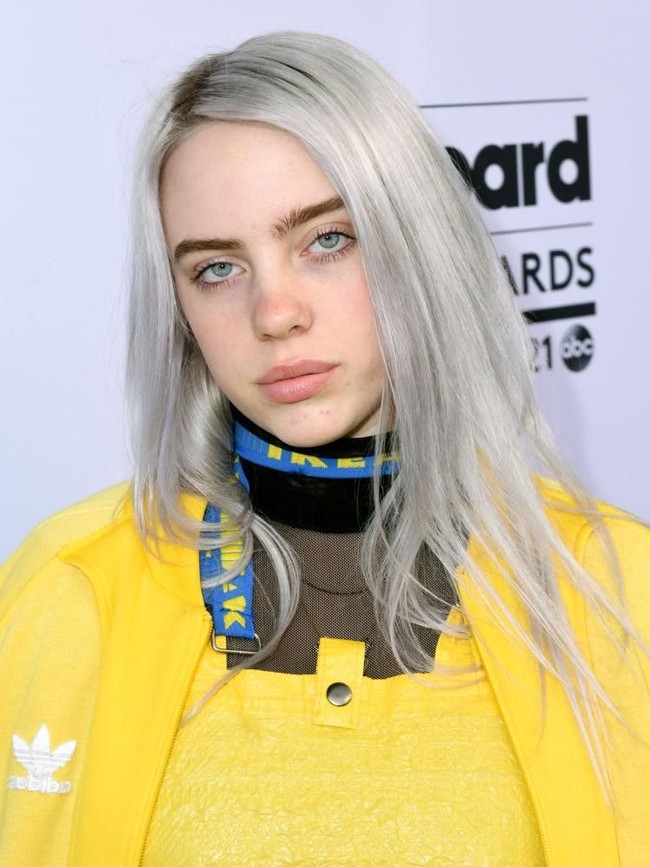 Tak cuma musiknya yang khas, Billie juga eksis dengan gaya eksentriknya dalam look yang urban. Kepada majalah Rolling Stone, pelantun Wish You Were Gay ini mengungkapkan, senang memadukan gaya jadul yang jelek dan ketinggalan zaman dengan sesuatu yang kekinian. “It looks cooler, right? Ugly is dope, kata Billie.  Foto: dok. Getty Images