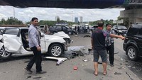 Pengguna jalan tersebut mengatakan petugas cepat datang ke lokasi untuk menangani kecelakaan. Warga dan pengguna jalan lain pun ikut membantu. (Foto: Dok. Istimewa)