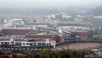 Inilah penampakan mal CentrO Oberhausen dilihat dari ketinggaian. Mal ini termasuk yang terbesar di Jerman, dan salah satu yang terbesar di Eropa. (Wahyu Setyo/detikcom)