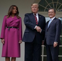 Bersiluet elegan, busana tersebut juga hadir dengan kantong bergaya asimetris di bagian dada dan aksen militer pada bagian bahu sehingga tak terasa monoton. Foto: Getty Images