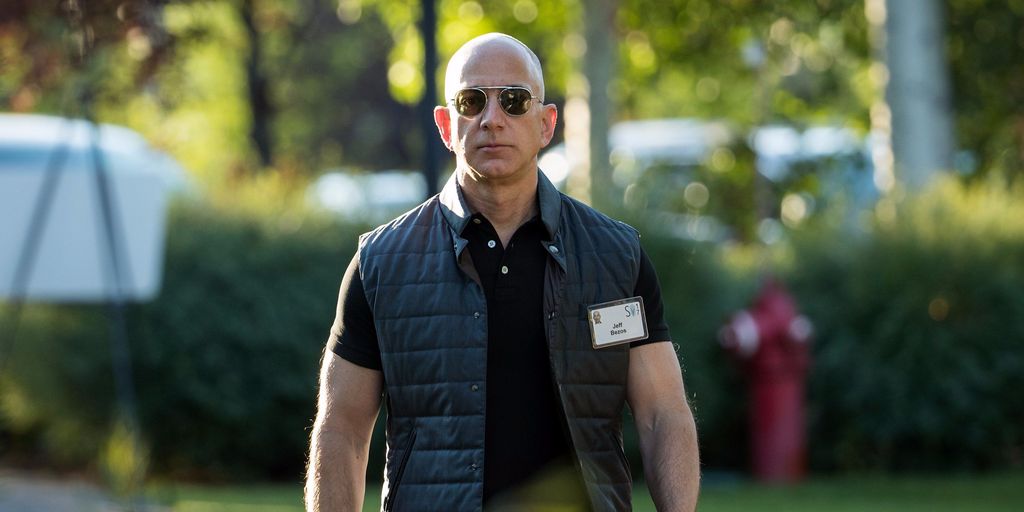 CEO Amazon, Jeff Bezos yang mencuri perhatian saat tiba di konferensi di Sun Valley, Amerika Serikat. Fisiknya terlihat sangat kekar dan berbeda dengan penampilannya beberapa tahun sebelumnya. Ternyata, perubahan fisik Bezos didasari dengan obsesinya terhadap keinginan untuk awet muda dan memperpanjang usia hidup manusia. Foto: istimewa