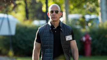 CEO Amazon, Jeff Bezos yang mencuri perhatian saat tiba di konferensi di Sun Valley, Amerika Serikat. Fisiknya terlihat sangat kekar dan berbeda dengan penampilannya beberapa tahun sebelumnya. Ternyata, perubahan fisik Bezos didasari dengan obsesinya terhadap keinginan untuk awet muda dan memperpanjang usia hidup manusia. Foto: istimewa