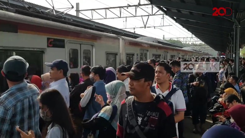Kereta Api Jarak Jauh Ganti Jalur, Penumpang KRL Menumpuk di Bekasi Kereta Api Jarak Jauh Ganti Jalur, Penumpang KRL Menumpuk di Bekasi