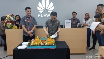 Suasana potong tumpeng untuk meresmikan toko high-end Huawei. Foto: Virgina Maulita Putri/detikINET
