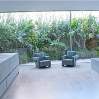 Ini area kamar mandi. Terdapat kursi abu-abu dan bath tub berbentuk kotak. Foto: Screenshot YouTube/Vogue