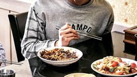 Makan mienya sangat nikmat sekali. Slurp! Enak dan bikin nambah.Foto: Instagram@namdareum