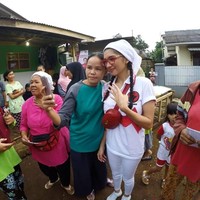 Bintang film dan sinetron Angel Karamoy menjadi caleg DPR-RI daerah pemilihan Bekasi dan Depok dari partai PDI-P. Angel pun kini tengah giat blusukan ke daerah pemilihannya demi mendapatkan suara di Pemilihan Umum 17 April 2019 mendatang. Foto: Instagram @realangelkaramoy