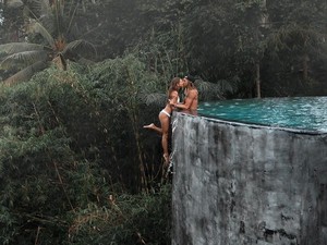 Viral di Instagram, Foto Pasangan Traveler Ini Dinilai Berbahaya