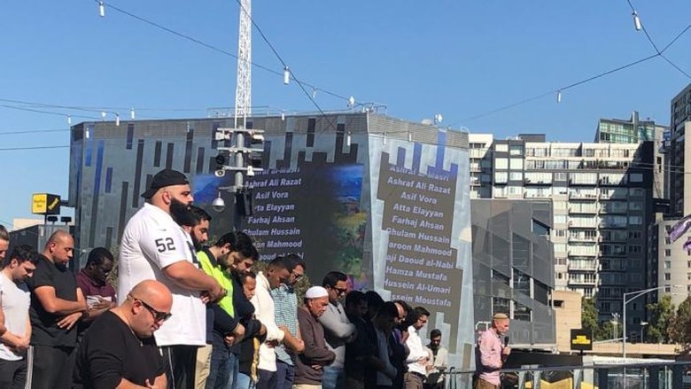 Ratusan Umat Islam Gelar Salat Jumat di Alun-alun Pusat Kota Melbourne Ratusan Umat Islam Gelar Salat Jumat di Alun-alun Pusat Kota Melbourne