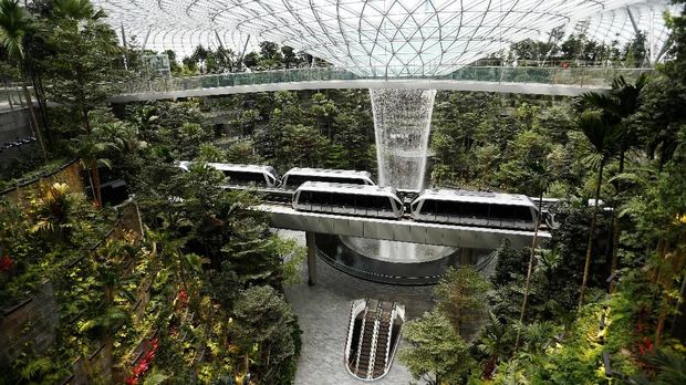 Sebuah skytrain yang menghubungkan berbagai terminal di Bandara Changi terlihat di dalam Jewel di Singapura, 11 April 2019. (REUTERS / Feline Lim)