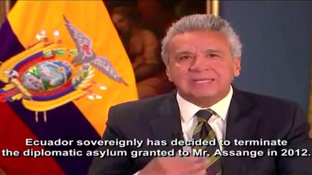 Lenin Moreno saat mengumumkan pencabutan suaka terhadap Assange