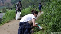 Mereka menjadi sukarelawan yang terlibat dalam proyek berkebun organik yang diinisasi Yayasan Internasional, Concordia.