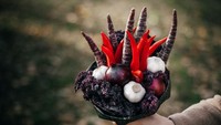 Warna merah menyala terlihat kontras dari warna ungu gelap. Perpaduan warna ini terdiri dari cabe merah, wortel ungu, bawang putih, hingga bawang merah, tak ketinggalan sayur kale ungu untuk pelengkap yang manis.Foto: Facebook Valgomapuokste