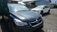 Beberapa petugas yang berjaga membantu para pengunjung yang datang untuk mengecek mobil tersebut. Salah satu pengunjung Dennis mengaku diminta saudaranya dari Surabaya untuk mengecek mobil lelang tersebut.  Foto: Aditya Mardiastuti/detikOto