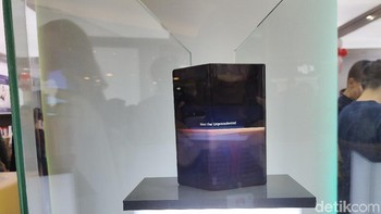 Smartphone layar lipat Huawei Mate X juga ikut mejeng. Smartphone ini diperkirakan akan masuk ke pasar Indonesia pada tahun ini. Foto: Virgina Maulita Putri/detikINET