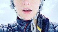 Wajah cantik Alexandra menarik perhatian, terlebih matanya berwarna biru. Ini posenya saat selfie di tengah musim dingin. Foto: Instagram alexandradaddario