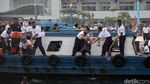 Aksi Para Prajurit TNI AL Bersihkan Laut di Utara Jakarta