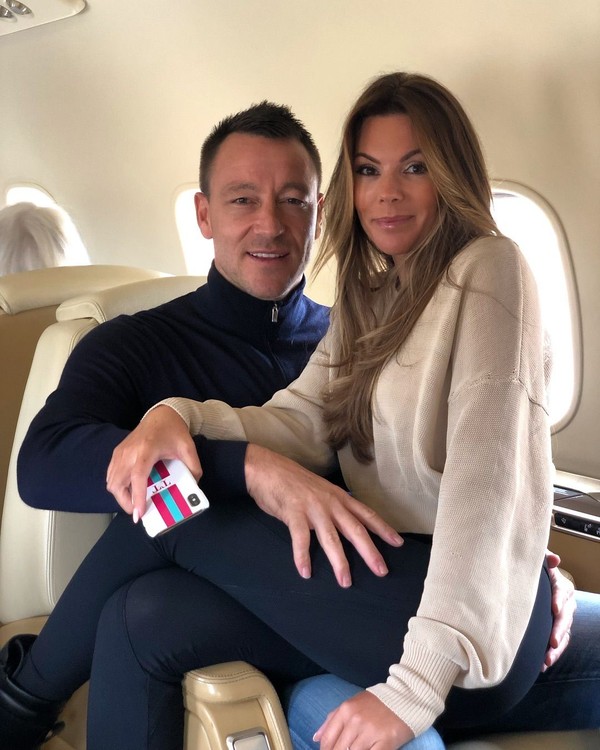 Tampak John Terry tersenyum saat memangku istrinya yang cantik, Tony Terry. Ternyata mereka mau liburan main ski ke Courchevel di Rhone-Alpes Prancis. (Instagram/@johnterry.26) Tampak John Terry tersenyum saat memangku istrinya yang cantik, Tony Terry. Ternyata mereka mau liburan main ski ke Courchevel di Rhone-Alpes Prancis. (Instagram/@johnterry.26)