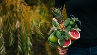 Hadirkan suasana dan kesan tropis, perpaduan dari rangkaian buah nanas utuh, jeruk, dan daun sage semakin menarik perhatian.Foto: Facebook Valgomapuokste