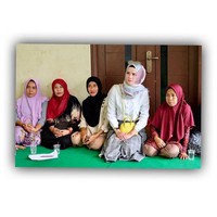 Padu padan busananya pun terlihat tak biasa. Ia memadukan rok panjang dengan legging, atau memadukan tunik dengan legging. Pemilik usaha scarf Angel Lelga. Foto: Instagram/AngelLelga