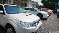 Senada dengan Dennis, Hari sengaja datang ke Gianyar untuk menengok mobil-mobil lelang tersebut. Warga asal Makassar itu juga datang untuk menengok mobil sitaan yang di bawah harga pasaran.  Foto: Aditya Mardiastuti/detikOto