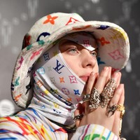 Selera Billie juga mencakup busana-busana keluaran brand high-end seperti Louis Vuitton. Dalam sebuah aksi panggungnya untuk Spotify, Bille tampil edgy dengan busana bergaya street-style dari merek asal Paris tersebut.  Foto: dok. Getty Images