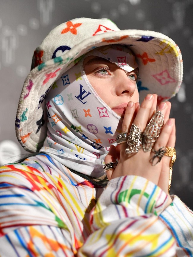 Selera Billie juga mencakup busana-busana keluaran brand high-end seperti Louis Vuitton. Dalam sebuah aksi panggungnya untuk Spotify, Bille tampil edgy dengan busana bergaya street-style dari merek asal Paris tersebut.  Foto: dok. Getty Images
