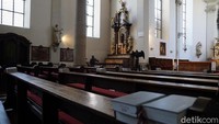 Di setiap bangku gereja, disediakan alkitab. Gereja-gereja tua dan antik seperti ini banyak jumlahnya dan bisa dikunjungi oleh traveler kalau liburan ke Jerman. (Wahyu Setyo/detikcom)