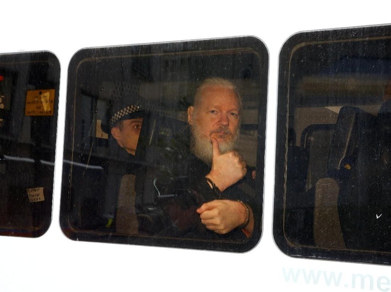 Ditangkap, Julian Assange: Ini Melanggar Hukum! Ditangkap, Julian Assange: Ini Melanggar Hukum!