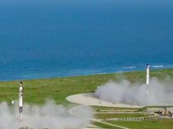 Keren! Penampakan 3 Roket Terkuat Dunia Mendarat Simultan