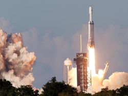 Keren! Penampakan 3 Roket Terkuat Dunia Mendarat Simultan