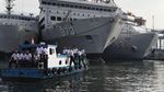 Aksi Para Prajurit TNI AL Bersihkan Laut di Utara Jakarta