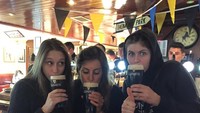 Kali ini Alexandra kumpul bersama temannya. Mereka tengah menikmati bir di sebuah pub. Foto: Instagram alexandradaddario