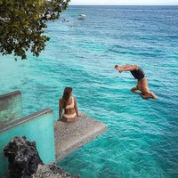 Foto itu adalah idenya Kelly. Kami tahu tubuh kami dan juga batasan kami. Kami percaya satu sama lain dan kami membuat keputusan itu sebagai tim untuk dipotret, ujar Kody. Foto: Instagram @positravelty