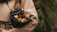 Buket dari buah anggur, sage kiwi, kacang, hingga tumbuhan seperti physalis juga keren dijadikan sebagai alternatif hadiah.Foto: Facebook Valgomapuokste