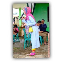 Gaya hijab dan busananya pun terlihat colorful. Mantan istri Vicky Prasetyo itu tak segan memadukan warna magenta, biru, dan kuning dalam satu tampilan. Kaus kaki bernuansa magenta ia padukan dengan sandal dari Gucci.  Foto: Instagram/AngelLelga