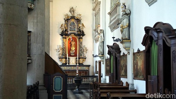 Patung-patung santo dan lukisan-lukisan juga tampak menghiasi gereja ini. Ornamen yang ada semakin menambah keindahan gereja. (Wahyu Setyo/detikcom) Patung-patung santo dan lukisan-lukisan juga tampak menghiasi gereja ini. Ornamen yang ada semakin menambah keindahan gereja. (Wahyu Setyo/detikcom)