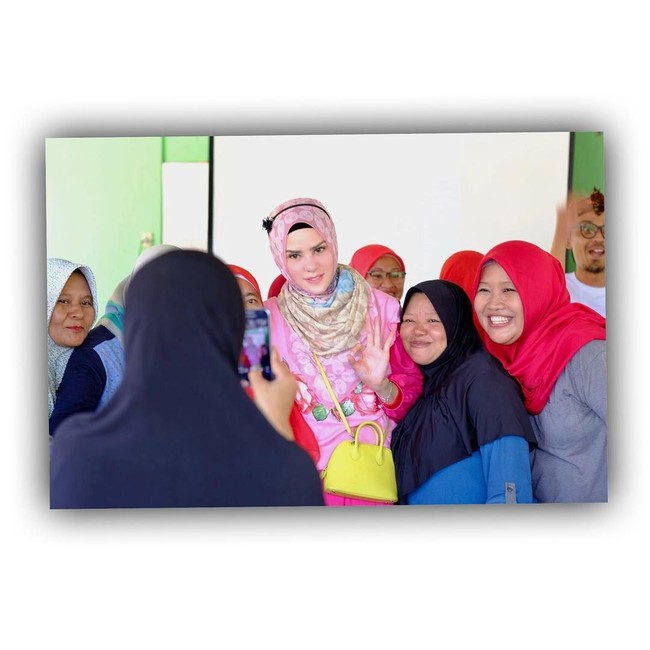  Sebagai selebriti, penampilan Angel Lelga tak luput dari perhatian saat blusukan ke Bekasi, Karawang, dan Purawakarta. Wanita berhijab itu juga kerap memilih warna busana yang mencolok saat blusukan seperti fuschia dan kuning. Foto: Instagram/AngelLelga