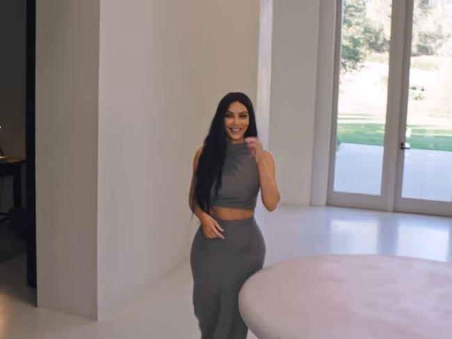 Kepada Vogue, bintang reality TV Keeping Up With The Kardashians ini mengatakan bahwa inspirasi desain rumah sebagian besar berasal dari Kanye West. Foto: Screenshot YouTube/Vogue