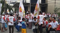 Mereka membawa bendera Gerindra.