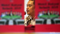 Buku ini menuliskan rekam jejak para wakil rakyat dalam menjalankan fungsinya sebagai pembuat undang-undang,  pengawasan dan anggaran.