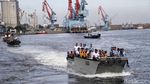 Aksi Para Prajurit TNI AL Bersihkan Laut di Utara Jakarta