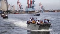 Kegiatan bersih-bersih tersebut telah dilakukan sejak pagi hari. Para petugas pun dibagi menjadi beberapa kelompok untuk kemudian menyusuri laut untuk mengumpulkan sampah plastik.