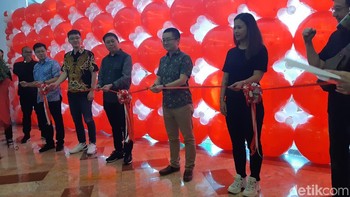 Toko seluas 262 meter persegi ini menjual berbagai produk yang termasuk bagian ekosistem Huawei. Foto: Virgina Maulita Putri/detikINET