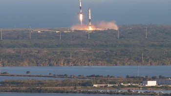 Dalam misi komersial pertama yang baru saja dilakukan untuk mengantarkan satelit komunikasi milik Arab Saudi, Arabsat-6A, SpaceX berhasil mendaratkan kembali ketiga booster milik Falcon Heavy secara bersamaan. Booster intinya mendarat di kapal drone Of Course I Still Love You yang berada di Samudera Atlantik.Foto: Reuters