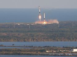Keren! Penampakan 3 Roket Terkuat Dunia Mendarat Simultan