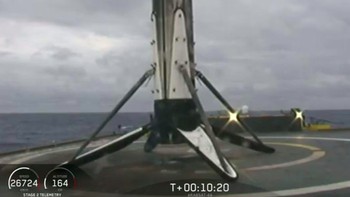 Ini penampakan booster ketiga yang mendarat bersamaan di atas kapal pengangkut di Samudera Atlantik. Foto: istimewa